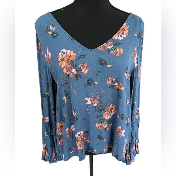 BP blue floral v neck boho style top with blouson style sleeves size M - Picture 1 of 6